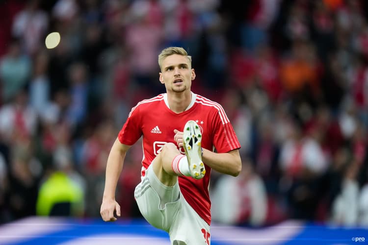 Kenneth Taylor heeft een contract tot medio 2027 bij Ajax