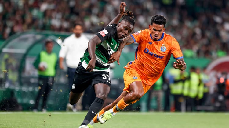 Geovany Quenda (links) in het shirt van Sporting Portugal