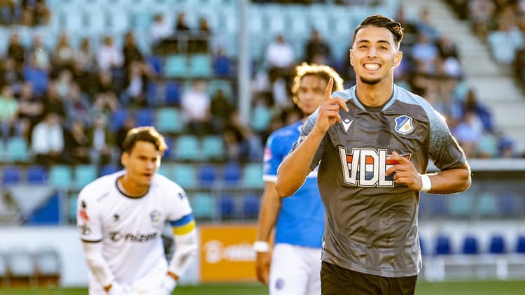 Naoufal Bannis viert een van zijn goals voor FC Eindhoven tegen FC Den Bosch.