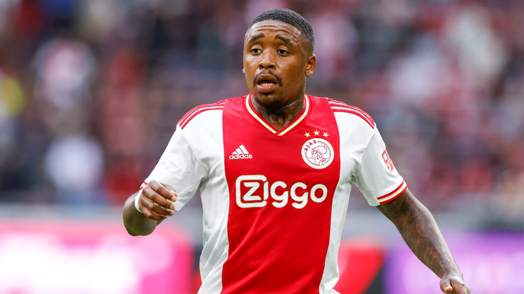 Steven Bergwijn in actie in de oefenwedstrijd tussen Ajax en Shakhtar Donetsk
