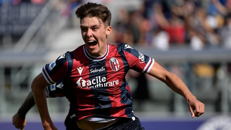 Aaron Hickey at Bologna