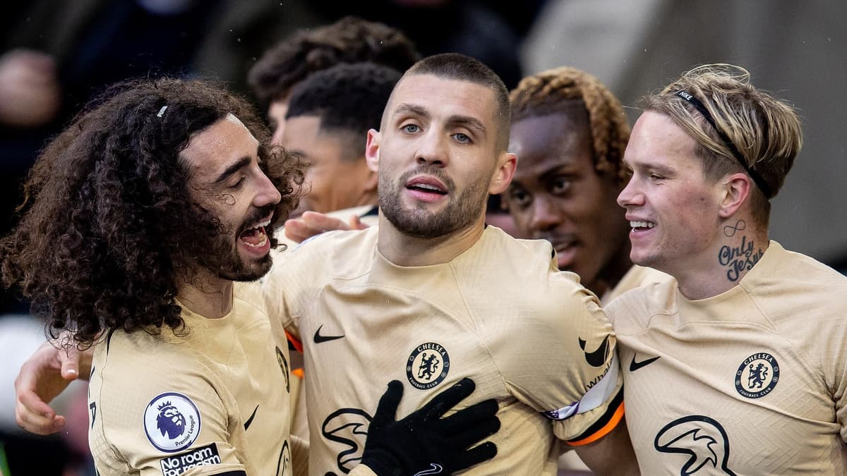 Mateo Kovacic playing for Chelsea.