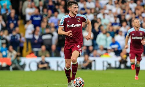 Declan Rice playing for West Ham in 2021/22