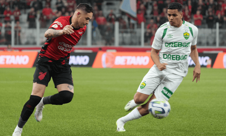 Rikelme (rechts) in actie namens Cuiabá 