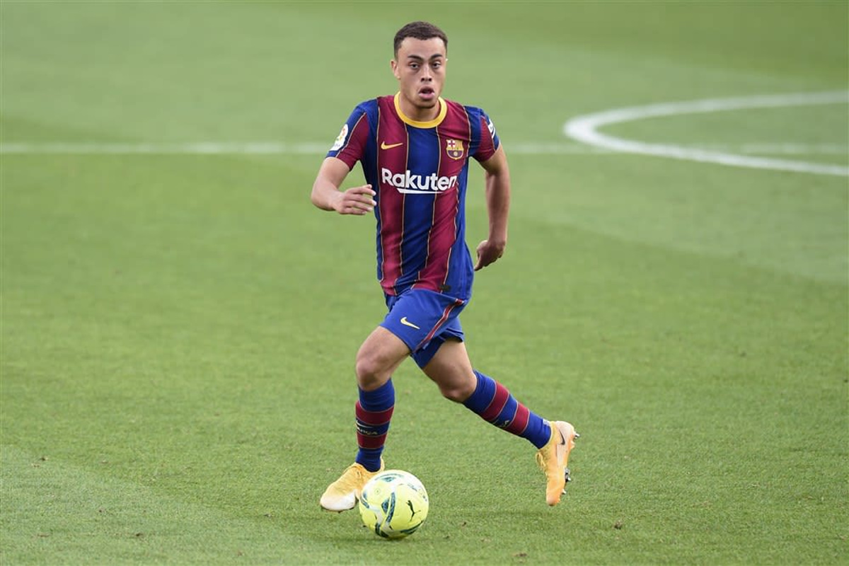 Alves gives Dest clear advice: Pass to Lionel Messi