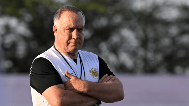 Dick Advocaat in zijn periode als bondscoach van Curaçao. De oefenmeester moet het WK missen door familieomstandigheden.