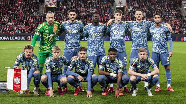 Ajax in het seizoen 2024/25 met Jorrel Hato, Brian Brobbey en Kenneth Taylor in de basis.