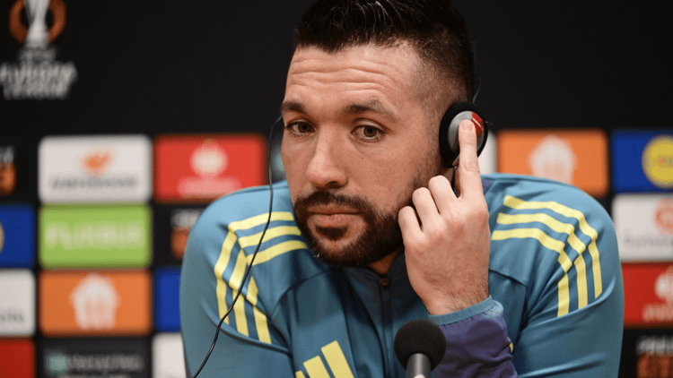 Francesco Farioli op een persconferentie