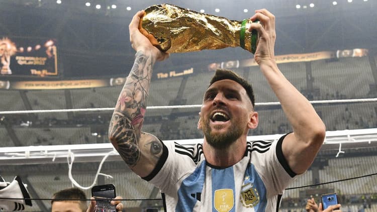 Messi lifts the World Cup for Argentina