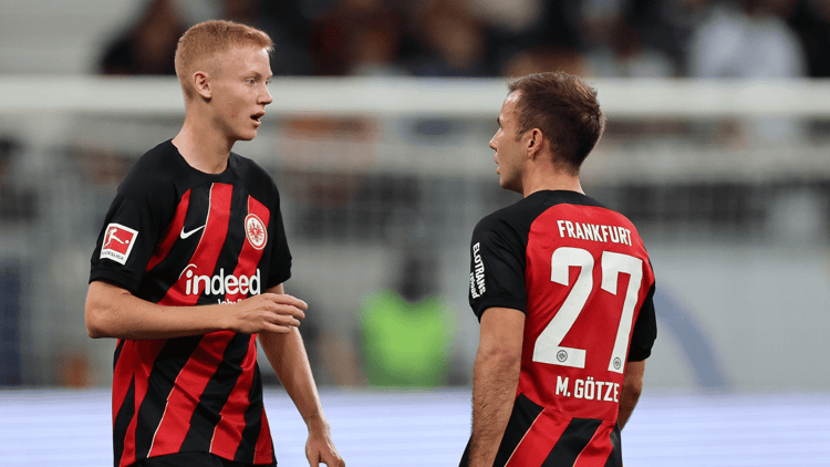 Hugo Larsson is dit seizoen een onbetwiste basisspeler bij Eintracht Frankfurt.