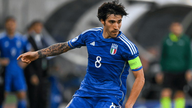 Sandro Tonali playing for Italy