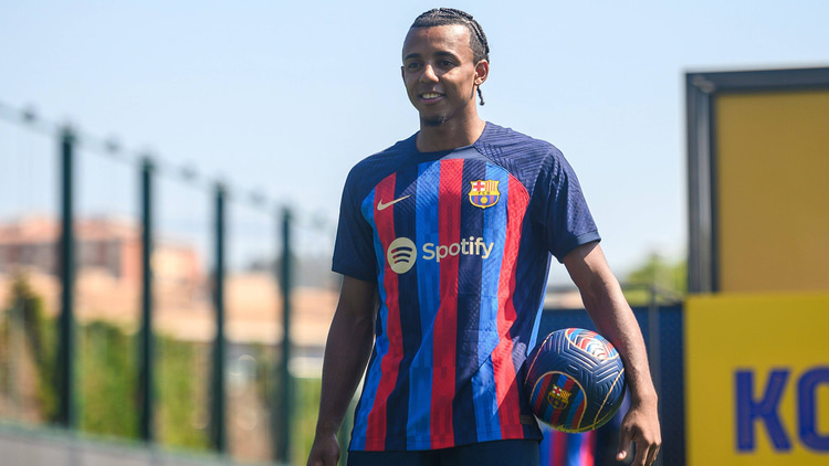 Wellicht wordt Koundé dit seizoen door Xavi als rechtsback gebruikt