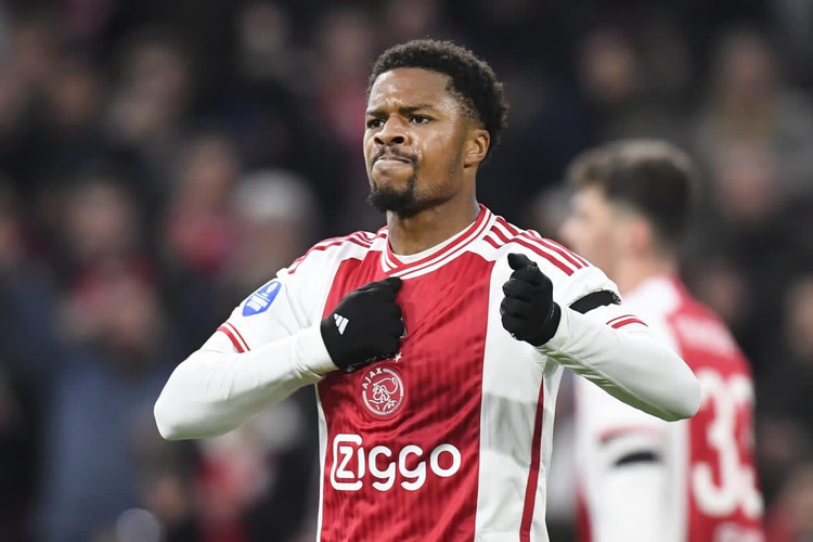 Chuba Akpom in het shirt van Ajax.