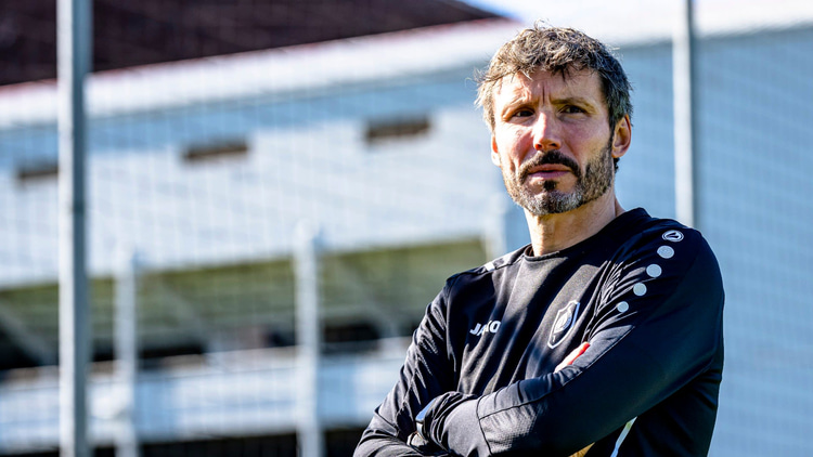Mark van Bommel werd in mei 2022 aangesteld als trainer van Royal Antwerp.