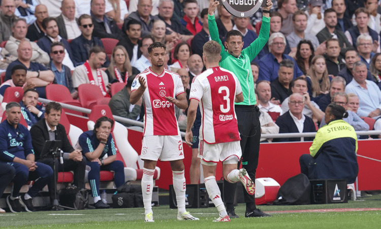 De pijnlijke wissel van Anton Gaaei afgelopen zondag bij Ajax - Feyenoord.