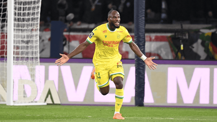 Ignatius Ganago viert zijn goal in de wedstrijd tegen Paris Saint-Germain, die FC Nantes uiteindelijk met 4-2 verloor.