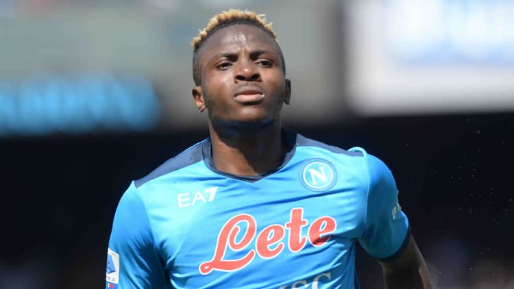 Victor Osimhen is volgens Napoli-voorzitter Aurelio De Laurentiis niet voor minder dan honderd miljoen euro te koop.