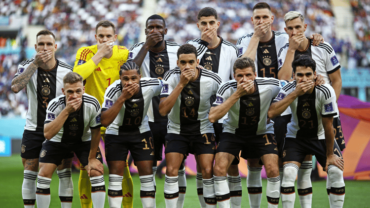 De Duitse voetballers profiteerden voor de aftrap tegen het verbod op de One Love-armband.