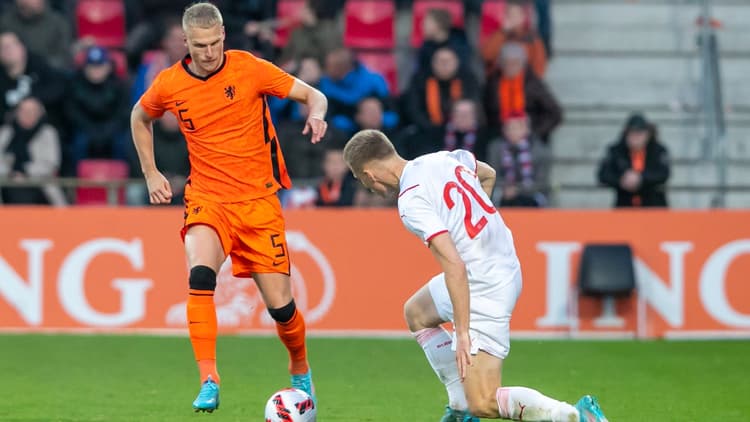 Mitchel Bakker heeft een contract tot medio 2025 bij Bayer Leverkusen