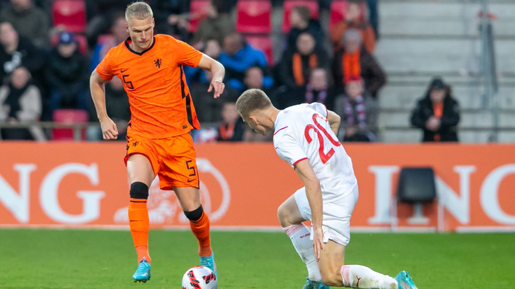 Mitchel Bakker heeft een contract tot medio 2025 bij Bayer Leverkusen