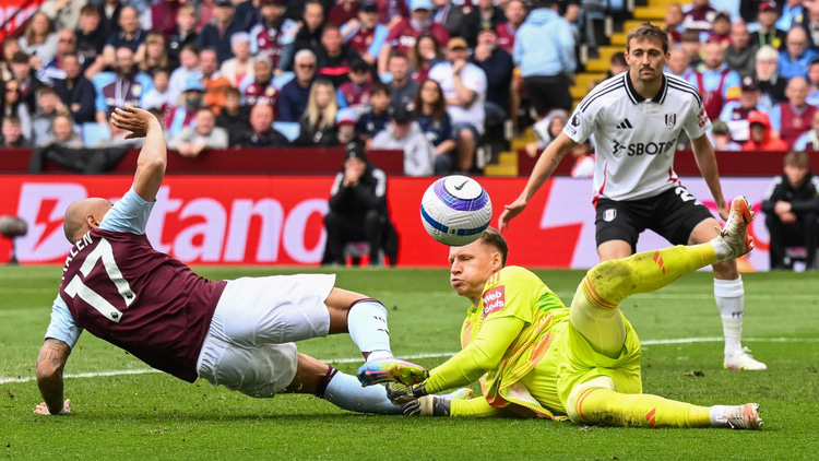 Donyell Malen passes up a chance for Aston Villa against Fulham