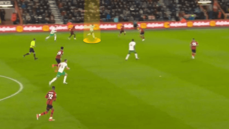 Saint Maximin receives the ball on the left flank