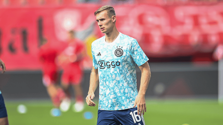 In anderhalf seizoen bij Ajax kwam Sivert Mannsverk tot achttien wedstrijden, waarin hij geen doelpunt maakte, één assist gaf en zes keer geel zag.