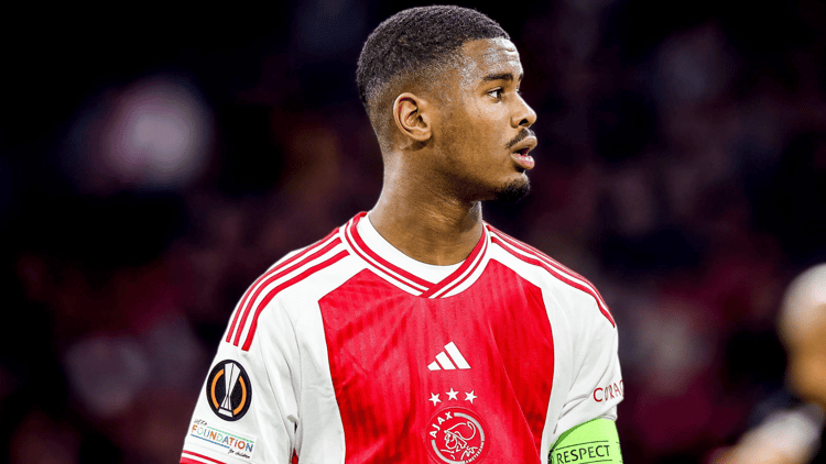 Jorrel Hato is een van de vaste basisspelers bij Ajax.