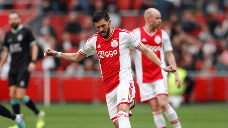 Florian Grillitsch in actie in het duel met Fortuna Sittard.