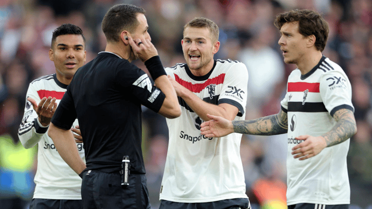 Victor Lindelof (right)