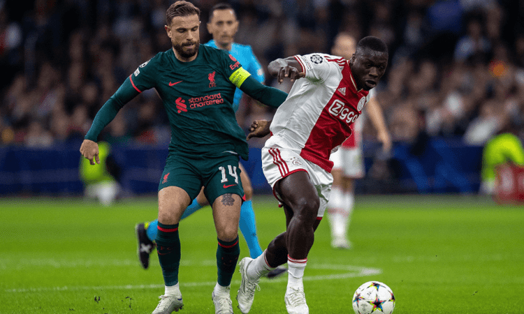 Jordan Henderson als speler van Liverpool in duel met Brian Brobbey.