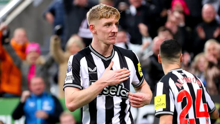 Anthony Gordon can play upfront for Newcastle