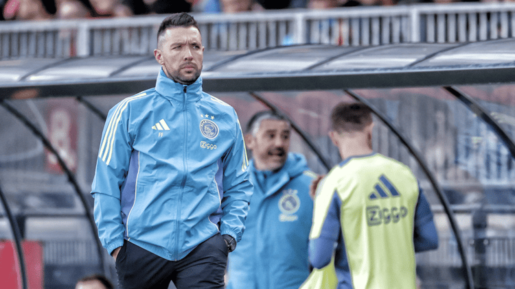 Francesco Farioli langs de lijn bij Ajax