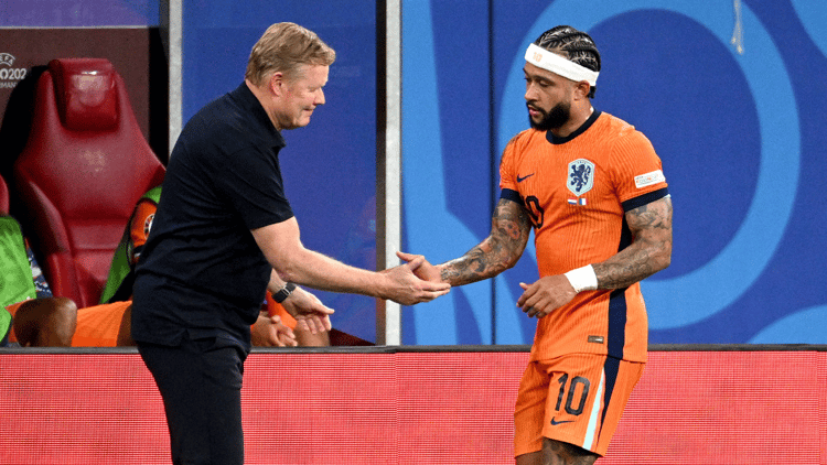 Ronald Koeman tijdens het EK met Memphis Depay