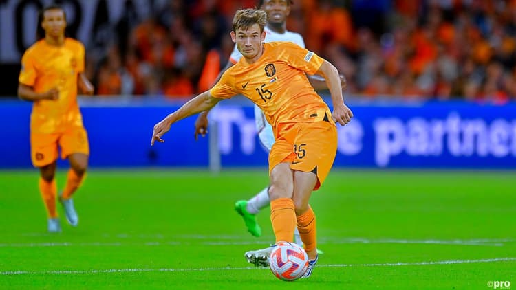 Marten de Roon stond pas voor het eerst in de basis tijdens het derde tijdperk van Louis van Gaal als bondscoach.