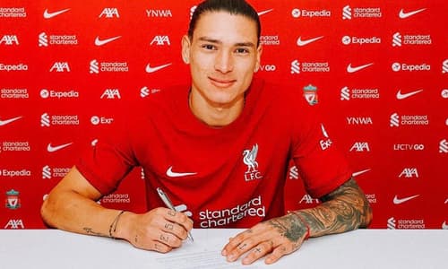 Darwin Nunez signs his Liverpool contract