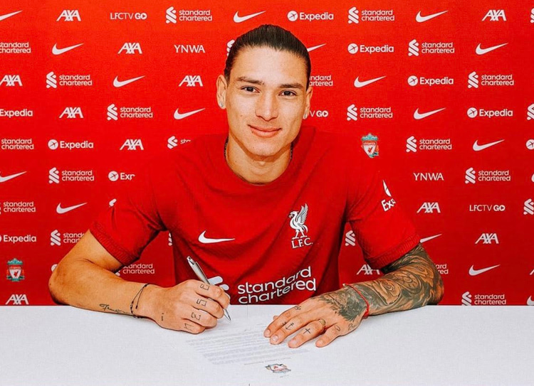 Darwin Nuñez ondertekent zijn meerjarige contract met Liverpool.