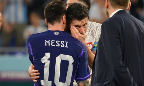 Robert Lewandowski playing with Lionel Messi