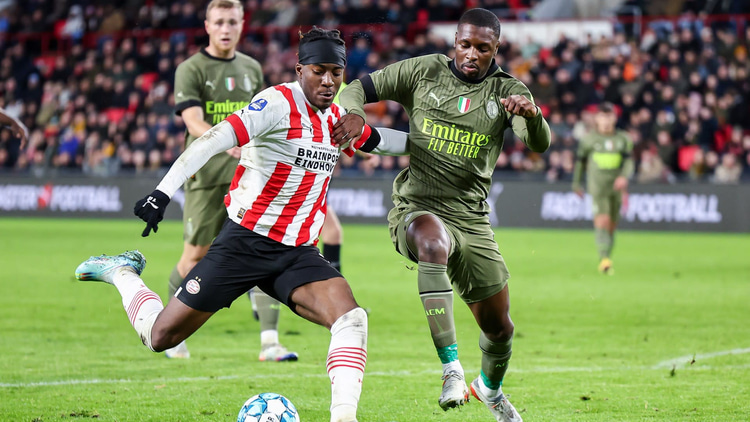 Noni Madueke in actie voor PSV tegen AC Milan.