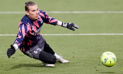 Andriy Lunin warming up for Real Madrid. 