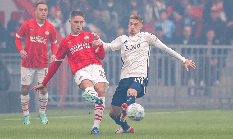 Joey Veerman in duel met Ajacied Kenneth Taylor.