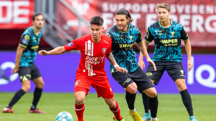 Mees Hilgers is dit seizoen onbetwiste basisspeler bij FC Twente.