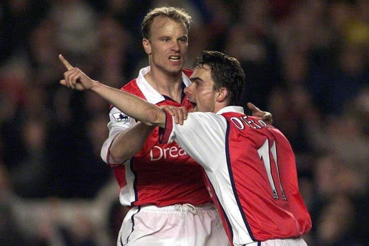 Marc Overmars met Dennis Bergkamp bij Arsenal.