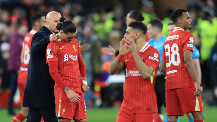 Darwin Núñez, Mohamed Salah en Ryan Gravenberch in het shirt van Liverpool.