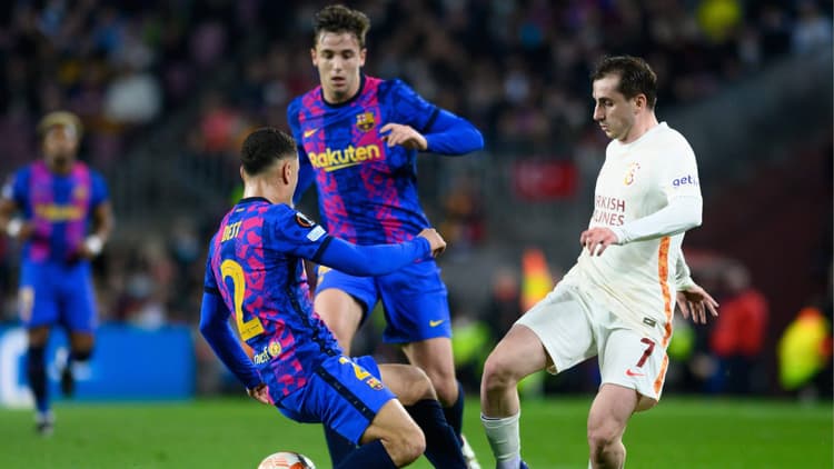 Kerem Aktürkoglu (rechts) in het shirt van Galatasaray.