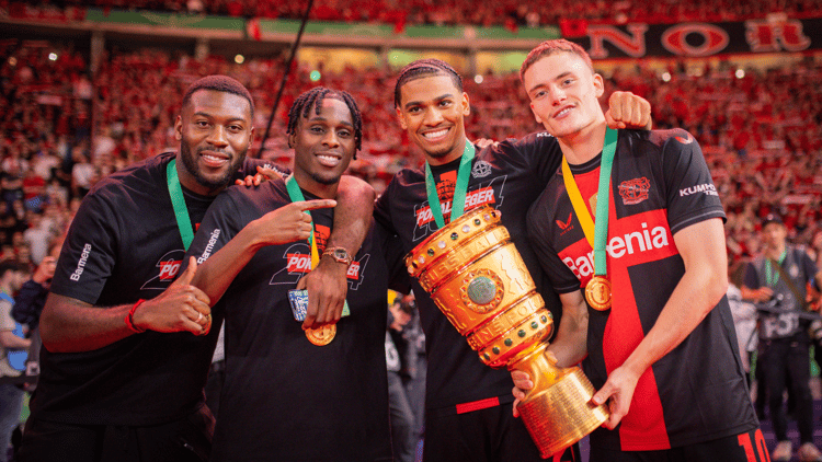 Timothy Fosu-Mensah (links) pakte afgelopen seizoen met Bayer Leverkusen de landstitel in Duitsland. 