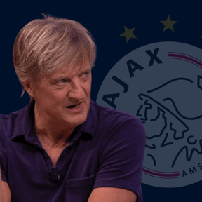 Kieft wijst naar de man ‘die iedereen bij Ajax aan het twijfelen brengt’ 