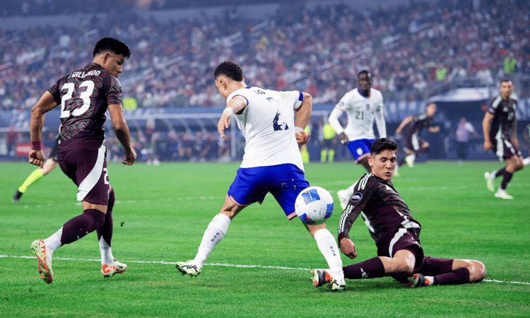 Sergiño Dest in duel met Edson Álvarez. Volgend seizoen ploeggenoten bij West Ham United?