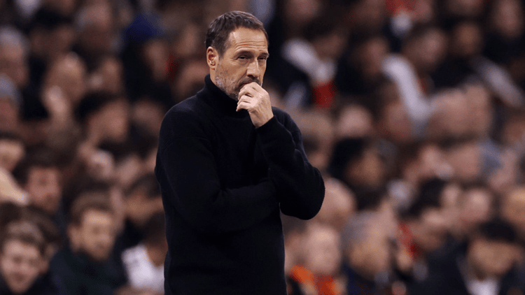 John van 't Schip blijft in principe tot het eind van dit seizoen trainer van Ajax.