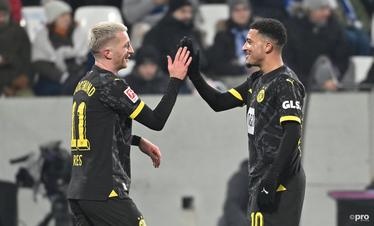 Jadon Sancho (rechts) samen met Marco Reus in het tenue van Borussia Dortmund.